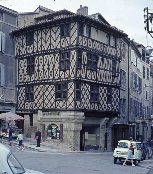 Maison à pans de bois devenue l'office du tourisme