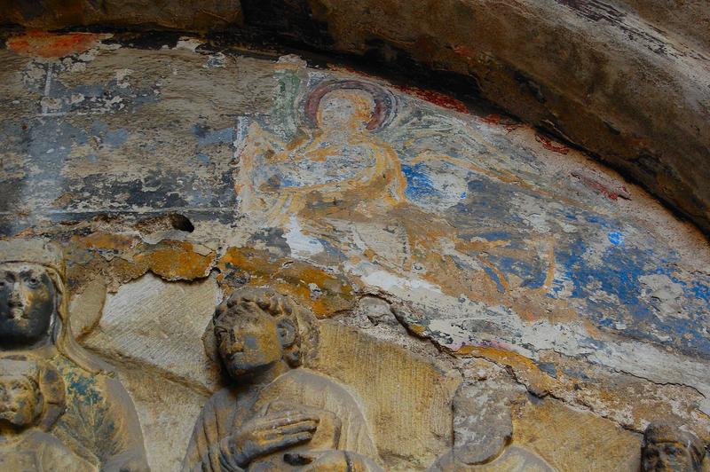 bas-relief : Vierge en majesté entre saint Pierre saint Jean saint Austremoine et des ecclésiastiques (la), traces de polychromie, partie située à droite