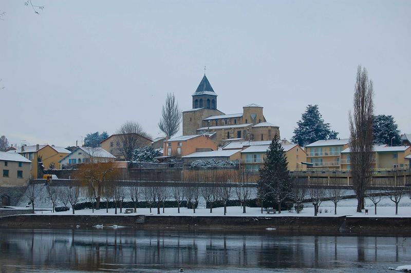 vue générale de l'église dans son environnement