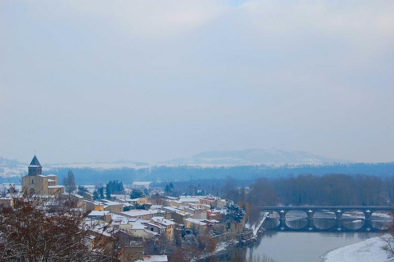 vue générale du village, à gauche l'église Sainte-Martine