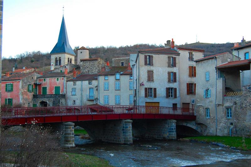 vue générale des façades nord depuis le quai d'Aubary, clocher de l'église Sainte-Croix