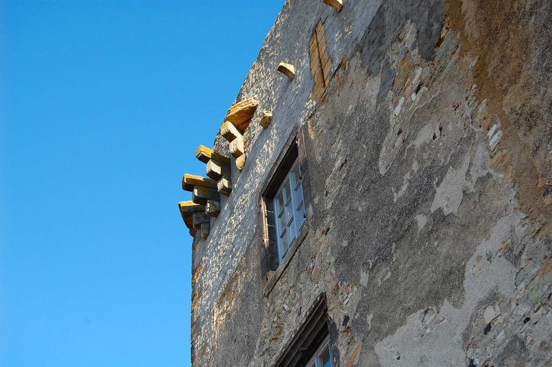 vue partielle de la façade nord, détail des corbeaux de l'ancienne bretèche