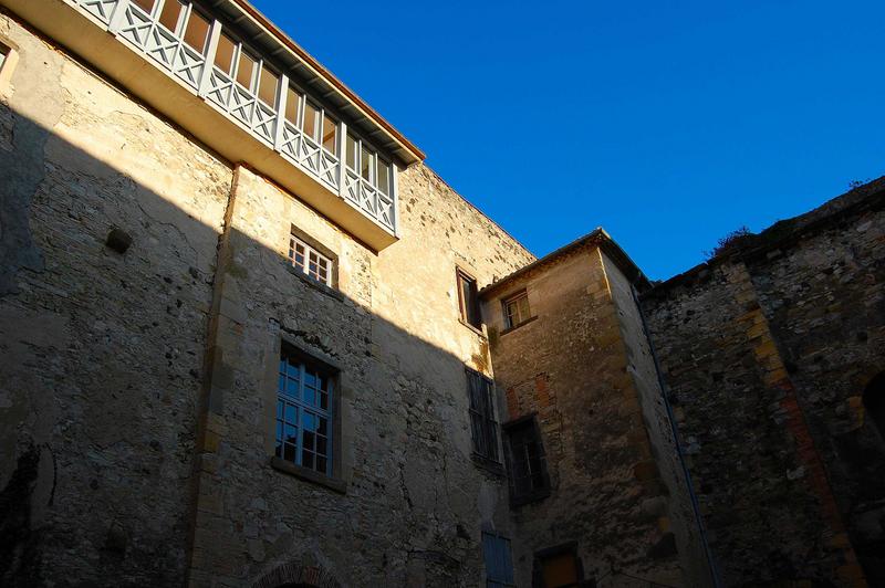 vue partielle de la façade ouest à l'intérieur de la cour du château