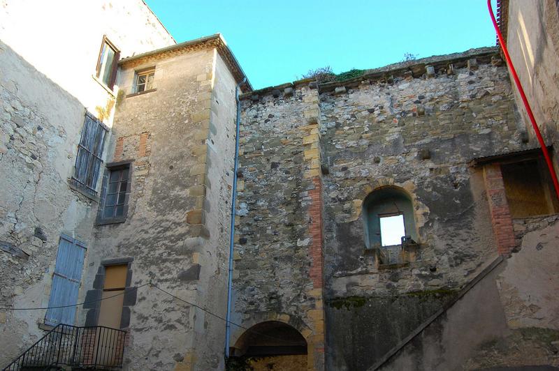 vue partielle de la façade nord à l'intérieur de la cour du château