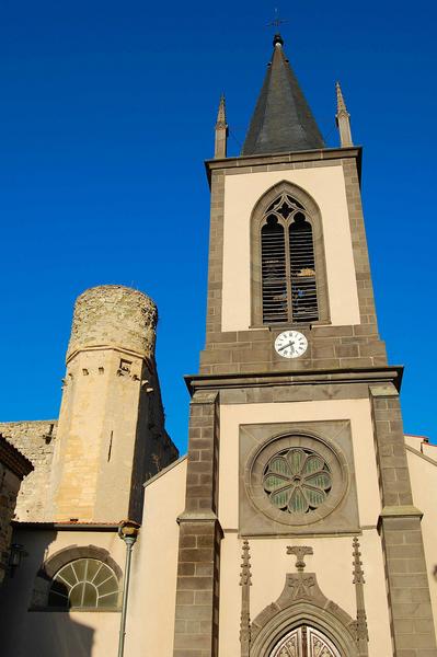 vue partielle de la façade occidentale de l'église et de la tour sud-ouest du château