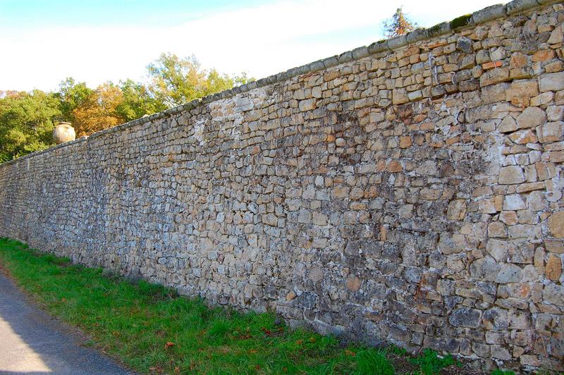 vue partielle du mur de clôture, façade ouest