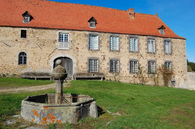 vue partielle de la façade est, vue générale de la fontaine de la cour