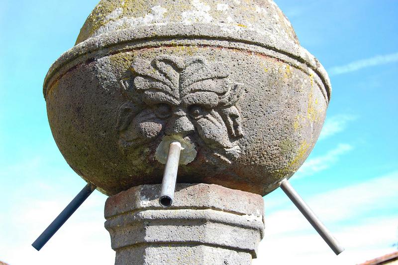 détail d'un des masques de la fontaine de la cour située face à la façade est du château