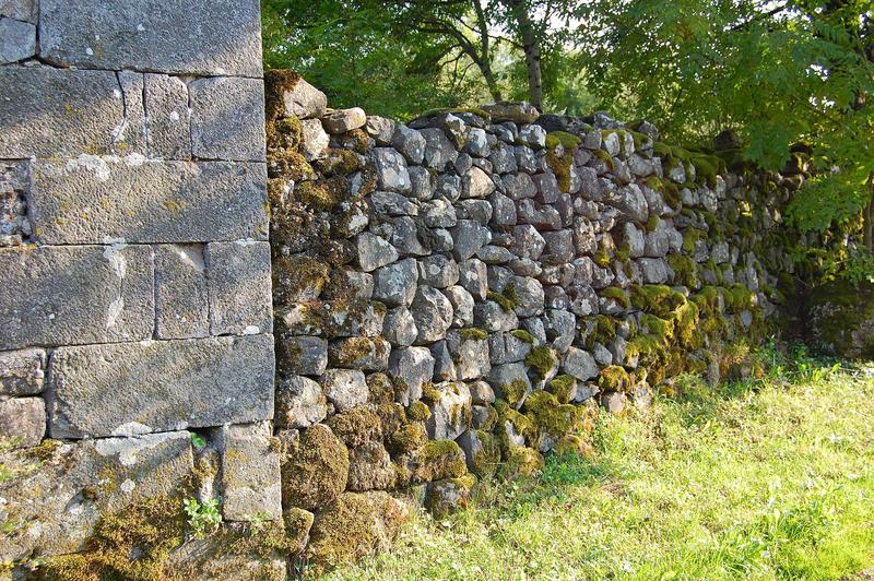 vue partielle du mur de clôture