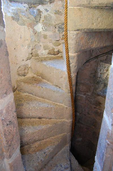 vue partielle de l'escalier à vis situé dans la partie supérieure du donjon