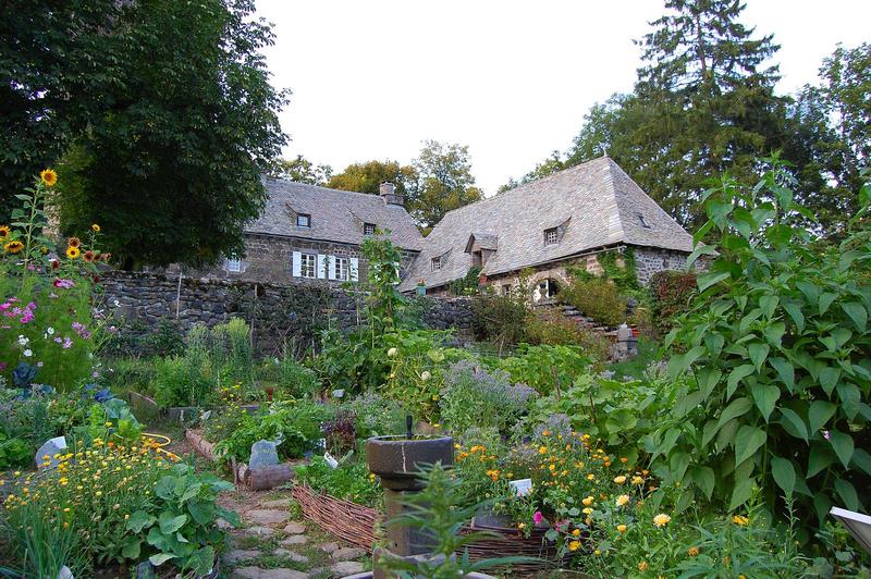 vue partielle des façades sud et ouest depuis le jardin