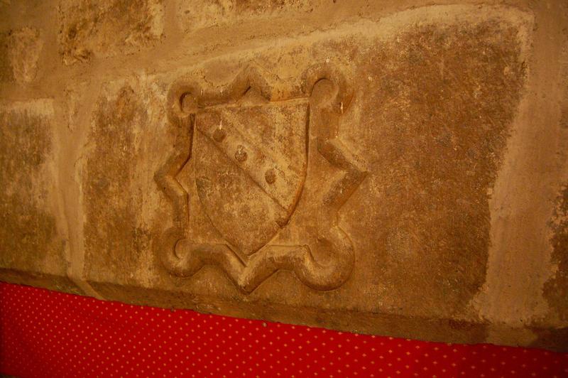 détail du blason sculpté de la cheminée du 3ème étage du donjon