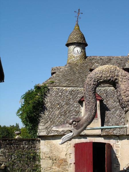 détail de la fontaine de la cour d'honneur, vue partielle du pavillon nord dit bâtiment de l'horloge