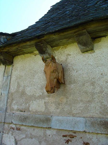 détail du commun sud, bâtiment des écuries, statue d'une tête de cheval