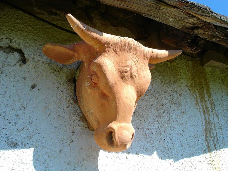 détail du commun nord, bâtiment des étables, statue d'une tête de boeuf