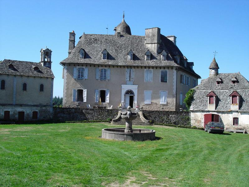 vue générale de la la façade est, vue partielle de la chapelle et du pavillon nord dit bâtiment de l'horloge