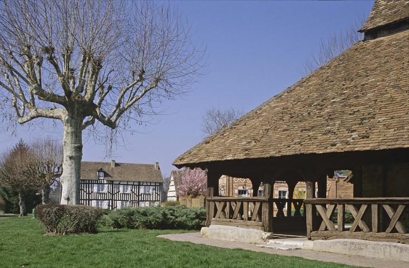 Galerie du porche extérieur et maison à pans de bois