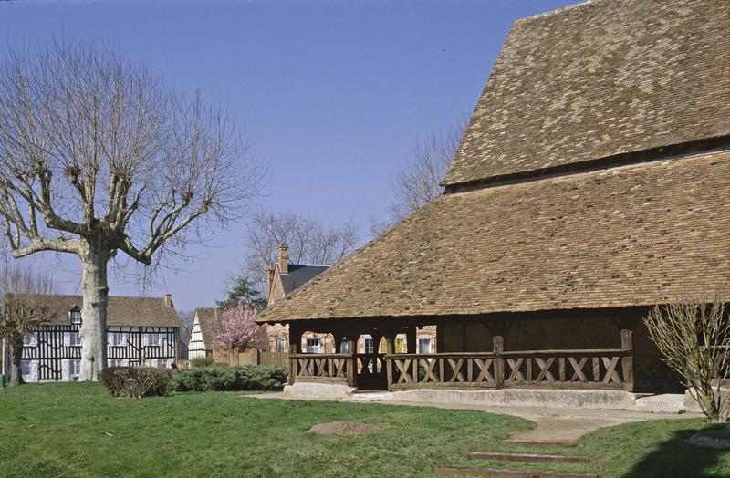 Galerie du porche extérieur et maison à pans de bois