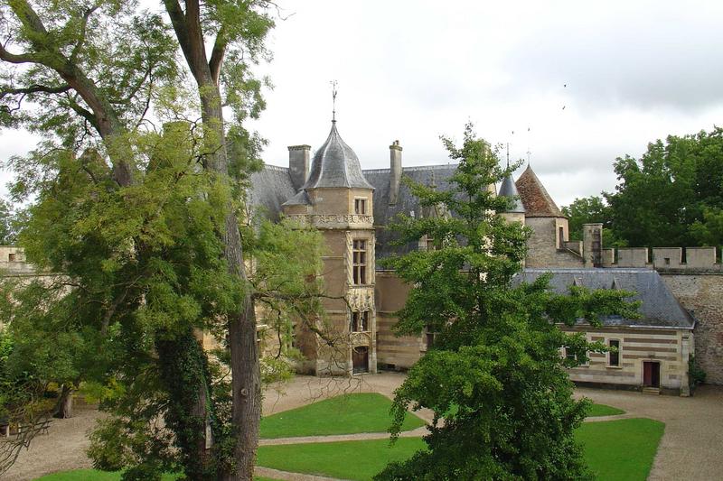 Vue partielle de la tour d'escalier du château