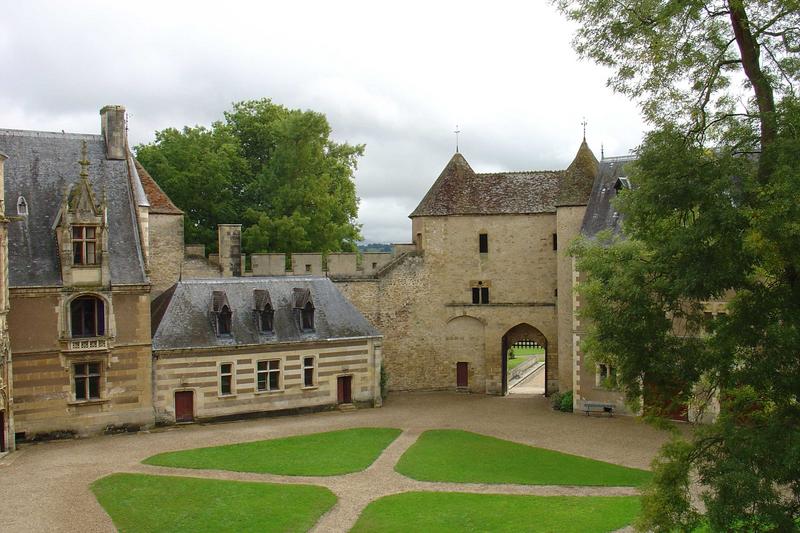 vue générale de la poterne depuis la cour intérieure, vue partielle des façades ouest du château