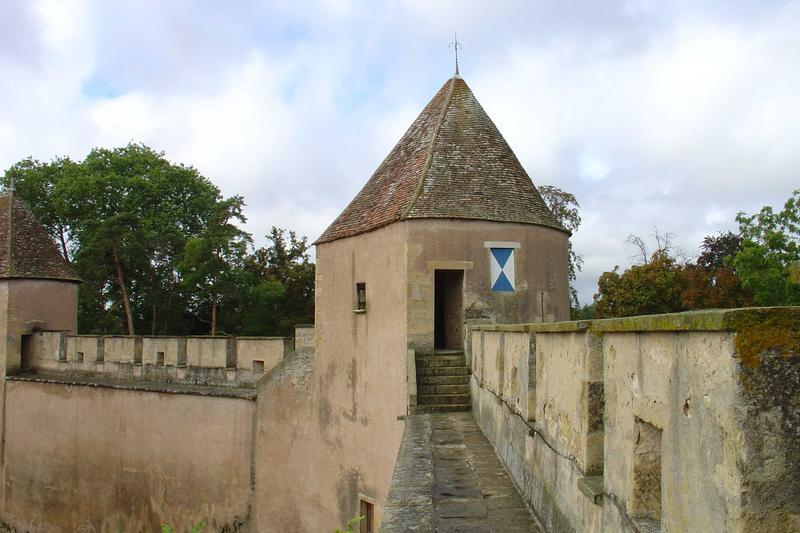 Vue partielle du chemin de ronde de l'enceinte