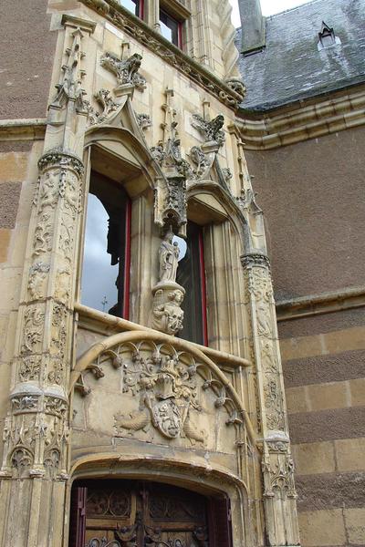 Vue partielle de la tour d'escalier du château