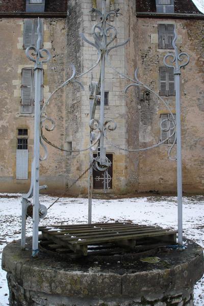 vue générale de la ferronnerie du puits situé dans la cour