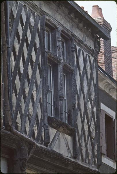 Façade à pans de bois : fenêtre du premier étage