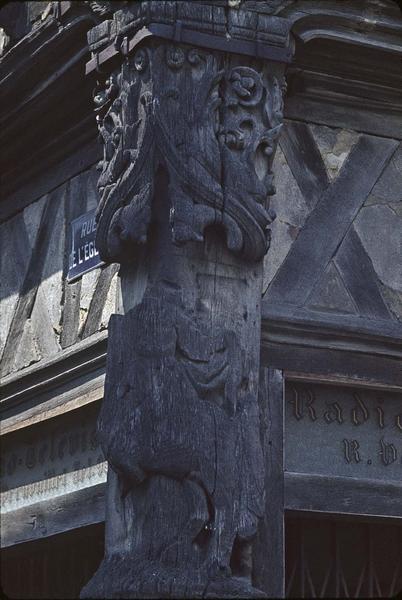 Façade à pans de bois : fenêtre du premier étage