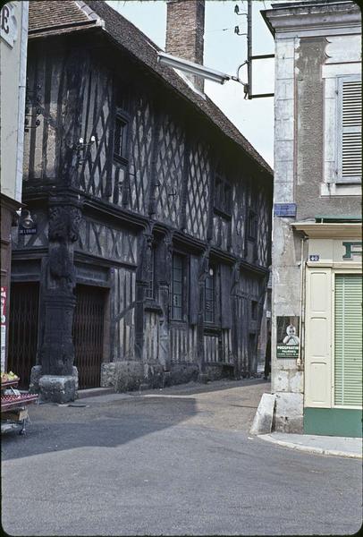 Façade à pans de bois : poteau-cornier sculpté