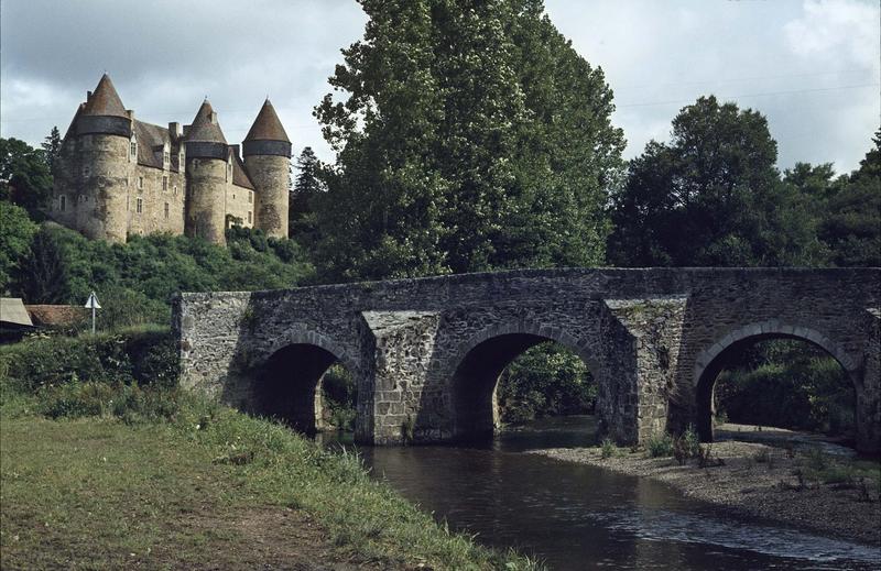 Ensemble nord et pont romain sur l'Arnon au premier plan