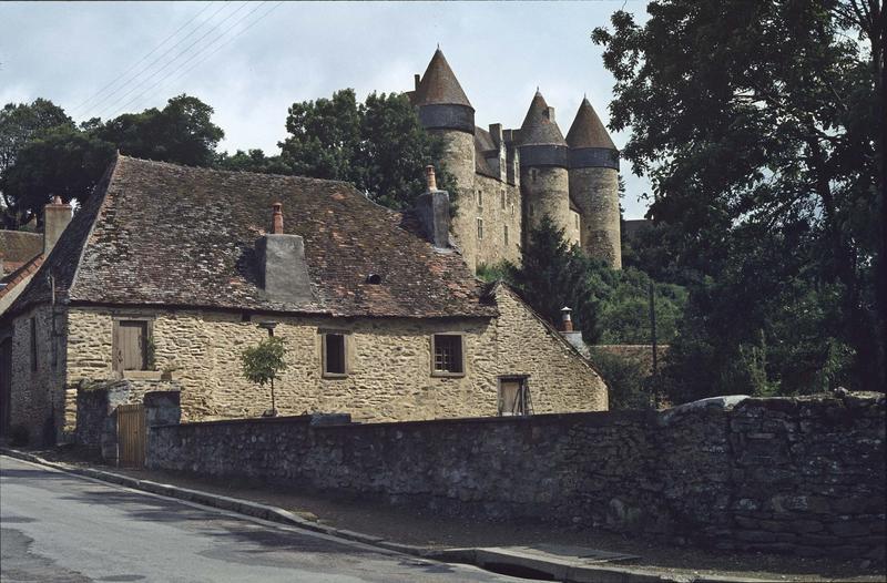 Ensemble nord et maison en pierre au premier plan