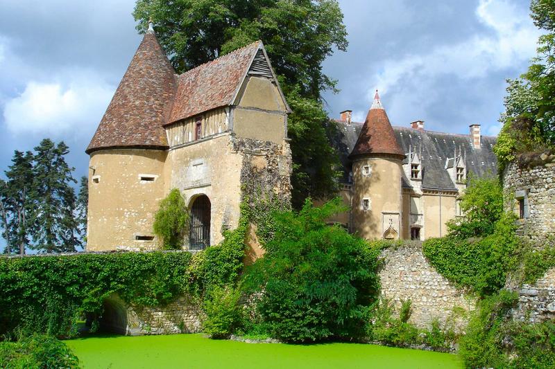 vue générale de la conciergerie, vue partielle de la façade est du château