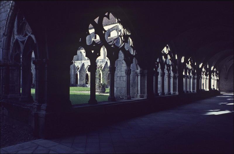 Cloître : vue intérieure de la galerie à arcades