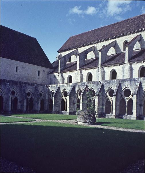 Façade latérale de l'église et angle nord-ouest de la galerie du cloître