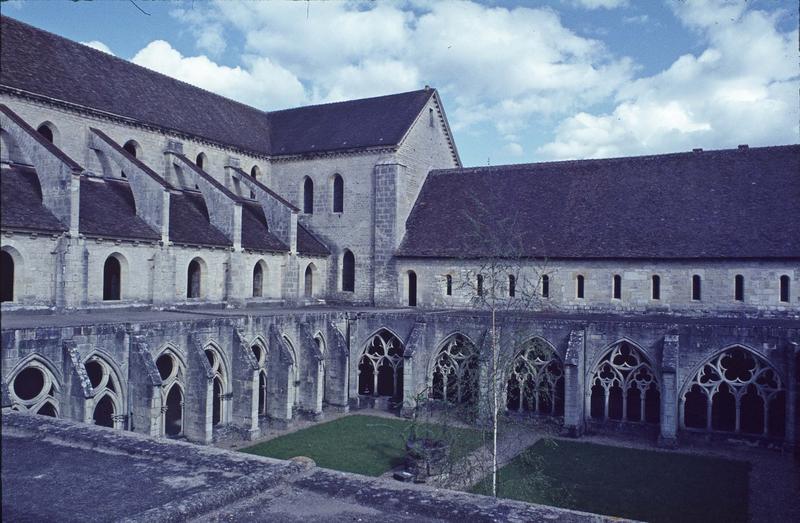 Façade latérale de l'église et galerie du cloître sur le jardin