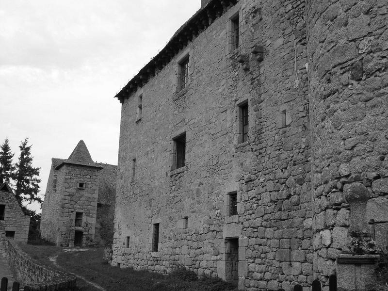 vue partielle de la façade ouest du château, vue partielle des communs