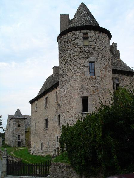 vue générale de la façade nord du château, vue partielle des communs