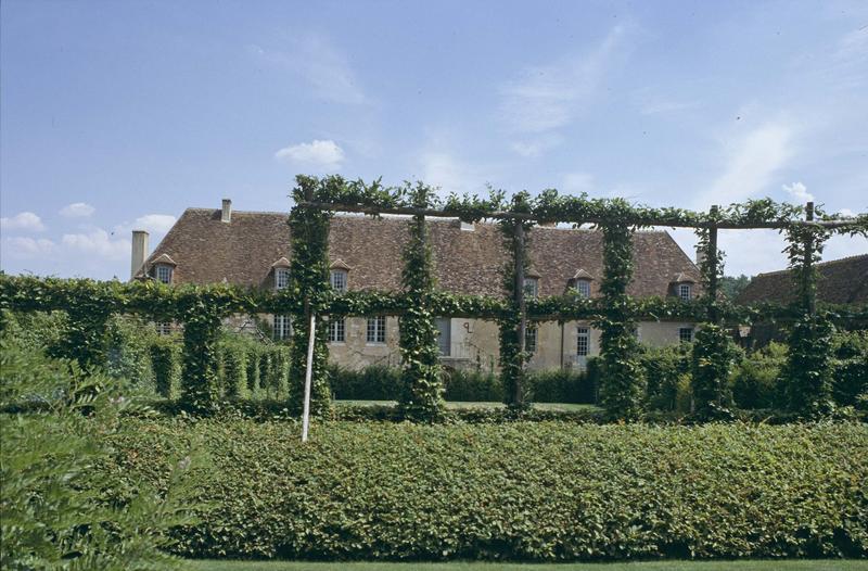 Bâtiment principal sur jardin