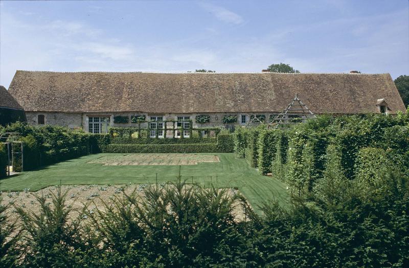 Bâtiment principal sur jardin