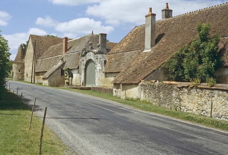 Porche d'entrée et bâtiments sur rue