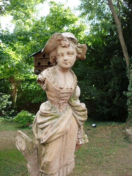 statue : Jardinière, vue partielle