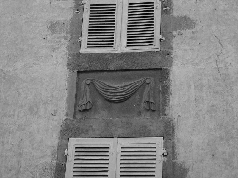 détail du décor sculpté de la façade est