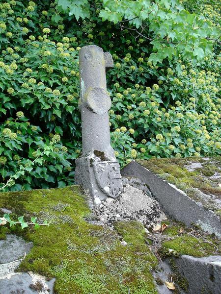 détail de la partie supérieure de l'édicule, fût de croix