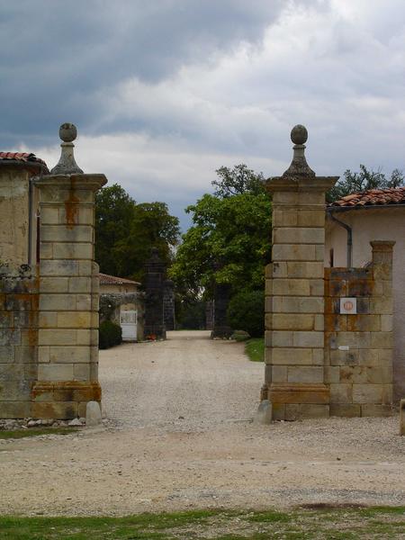 vue des piles du portail d'entrée sud de la cour des communs