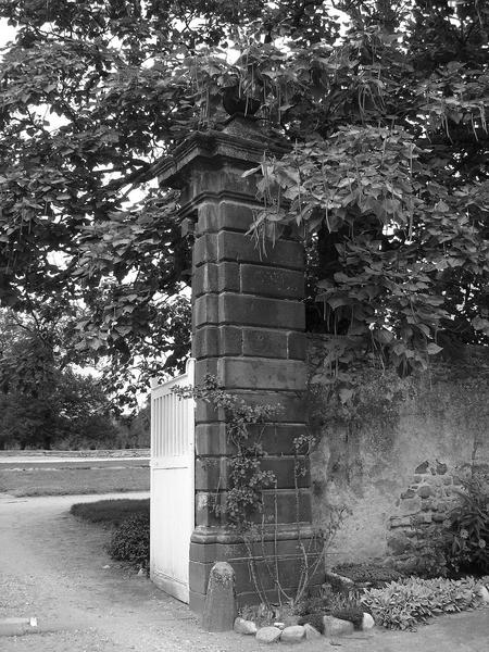 détail d'une des piles d'entrée du portail sud de la cour d'honneur