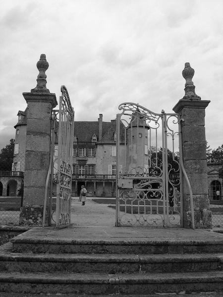 vue générale de la grille d'entrée au jardin