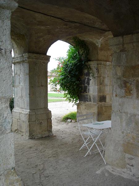 vue partielle des piliers supportant la terrasse