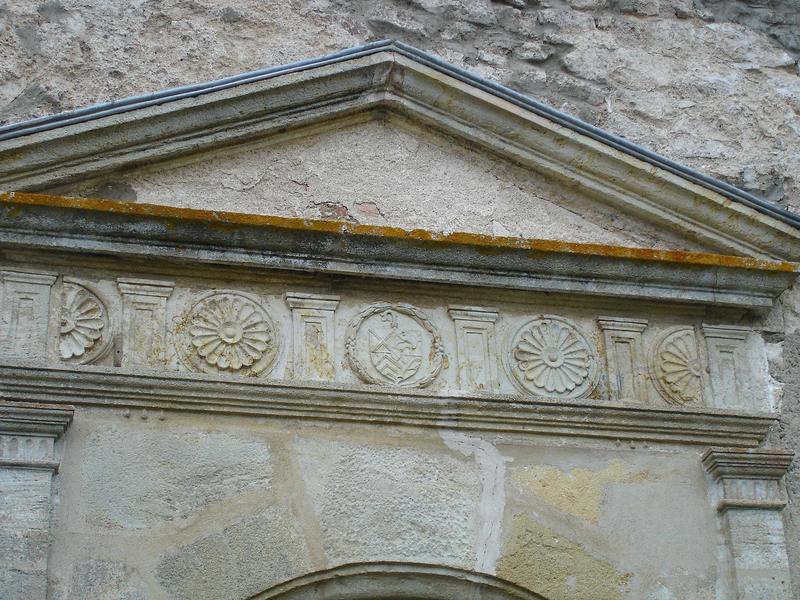 vue partielle de la porte d'accès à la chapelle