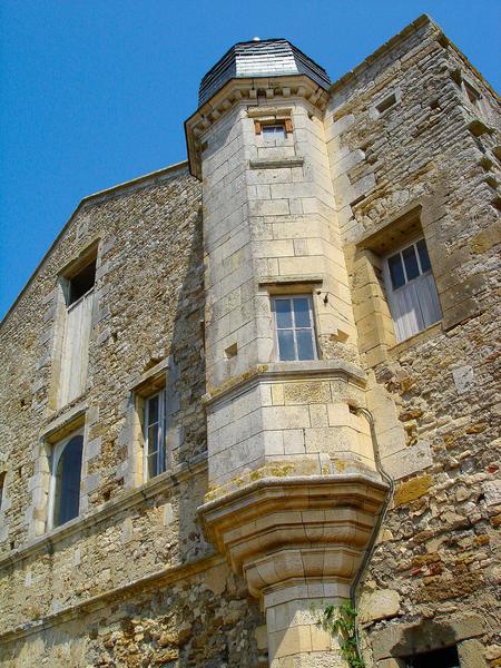 vue partielle de la façade sud, tourelle sud-est